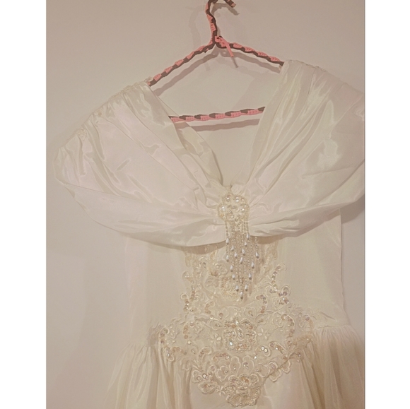 Vintage Off Shoulder Wedding Dress - Picture 6 of 9